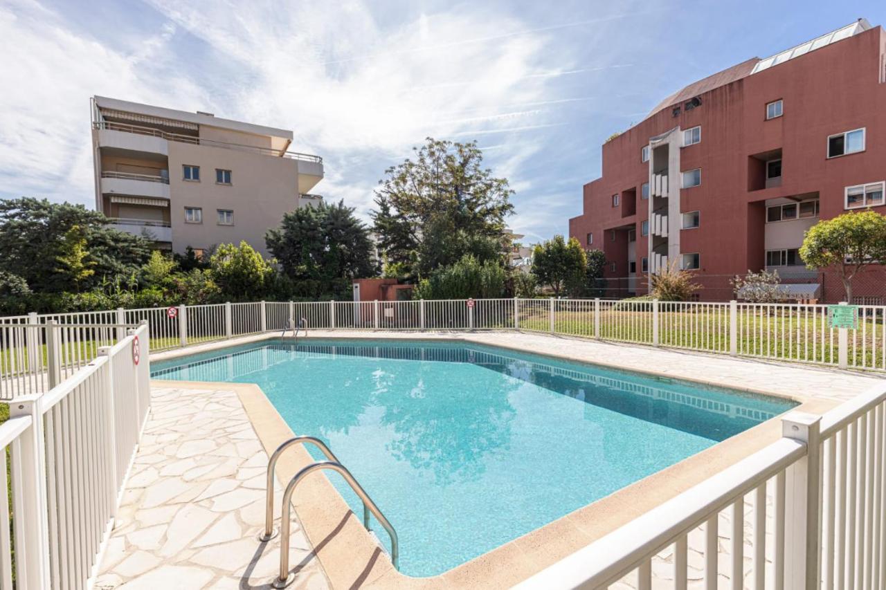Pretty Studio Swimming Pool And Sea Cagnes-sur-Mer Exterior photo
