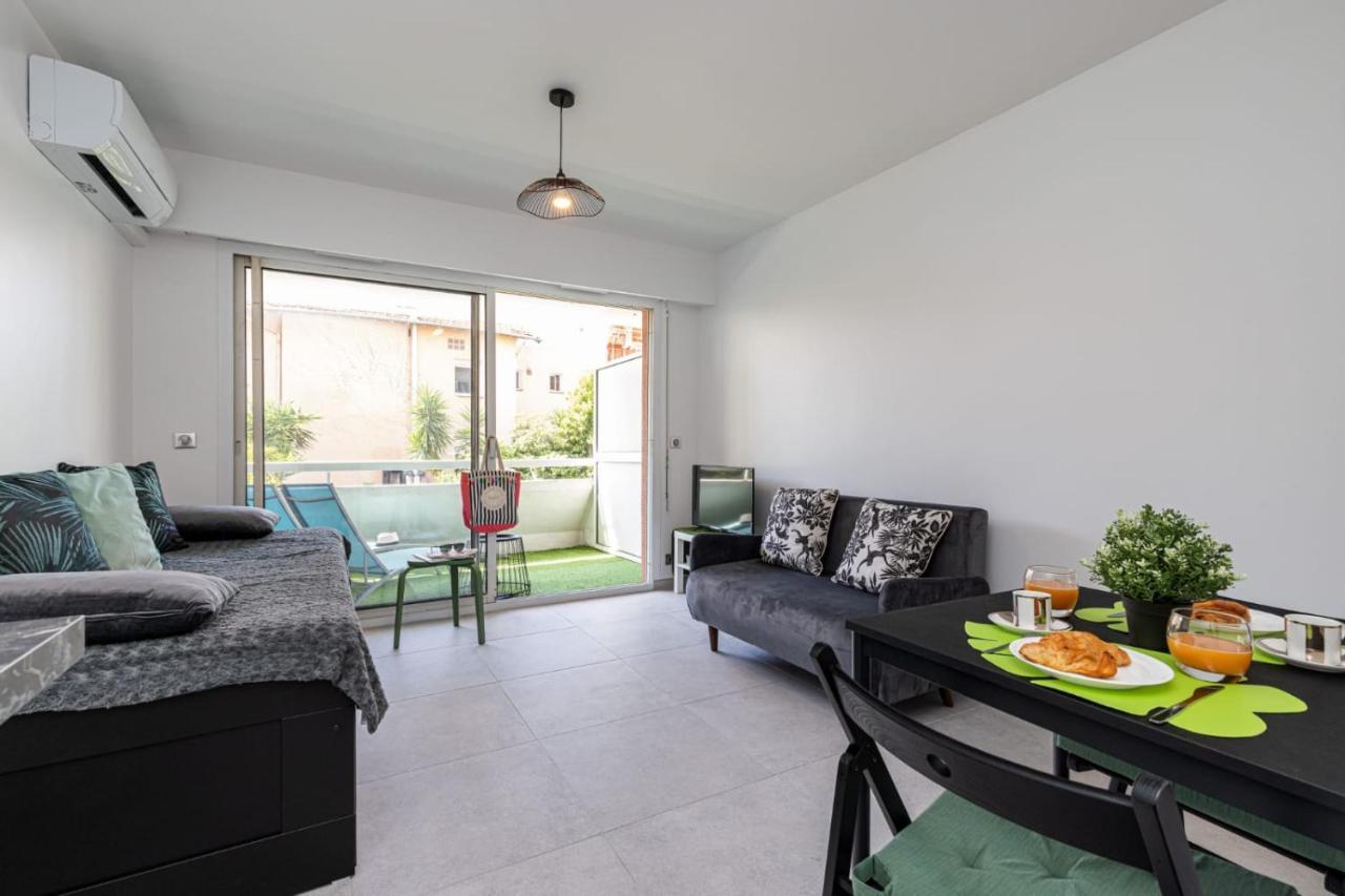 Pretty Studio Swimming Pool And Sea Cagnes-sur-Mer Exterior photo