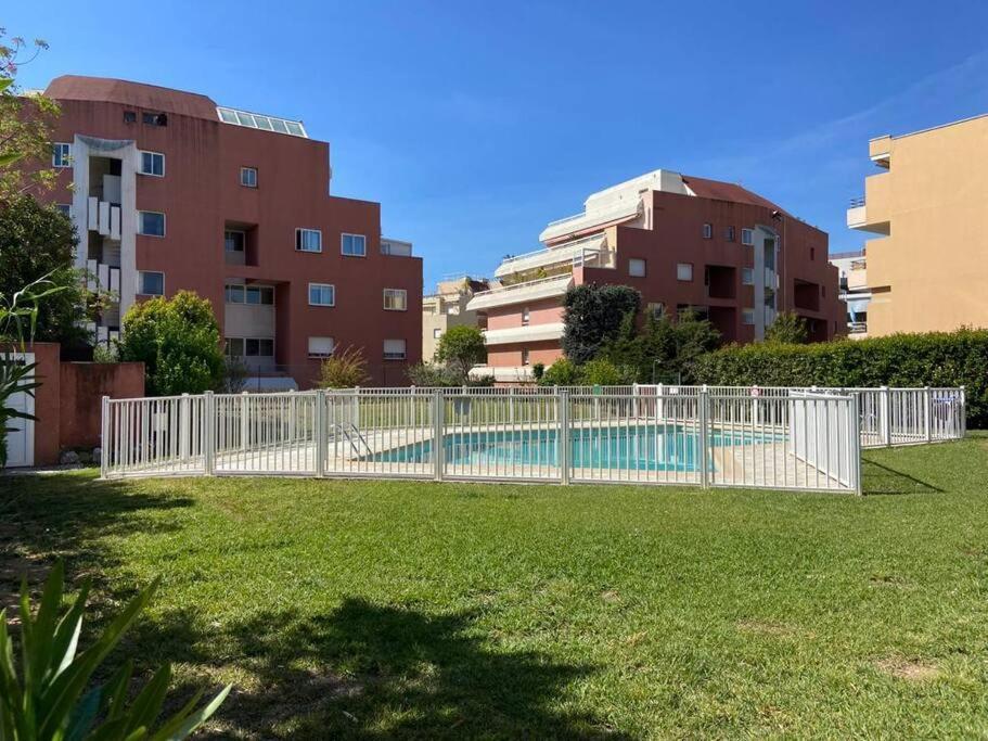 Pretty Studio Swimming Pool And Sea Cagnes-sur-Mer Exterior photo